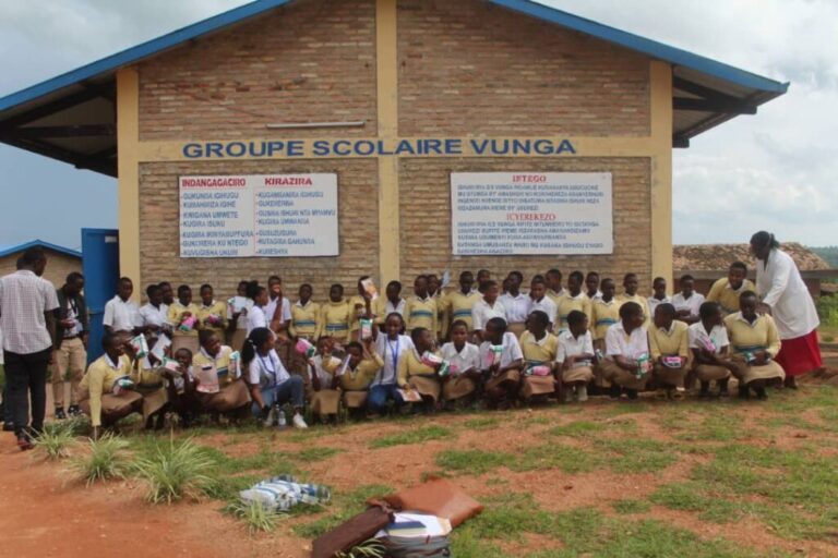 Muhanga: Umuryango WPR watanze ibikoresho by’ishuri ku banyeshuri biga muri GS Vunga